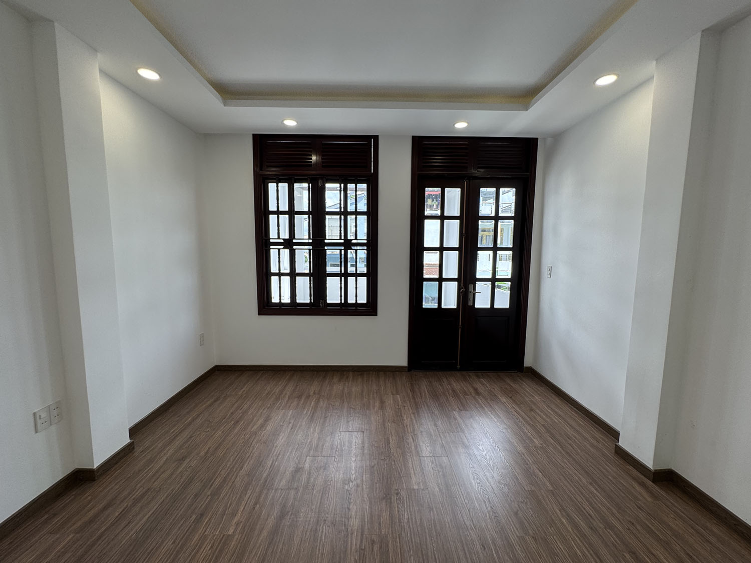 Nhà phố 3lầu (4,05m x 22,5m) có sân đổ ôtô, thiết bị ccấp khu kdoanh Nguyễn Thượng Hiền gần BOTANIC